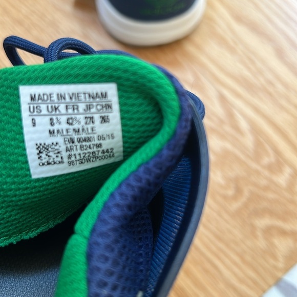 NIB! Adidas mens SZ 9, Racer lite original running shoes . - Picture 9 of 12